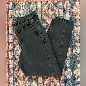 Hollister Ultra High-Rise Vintage Relaxed Mom Jean